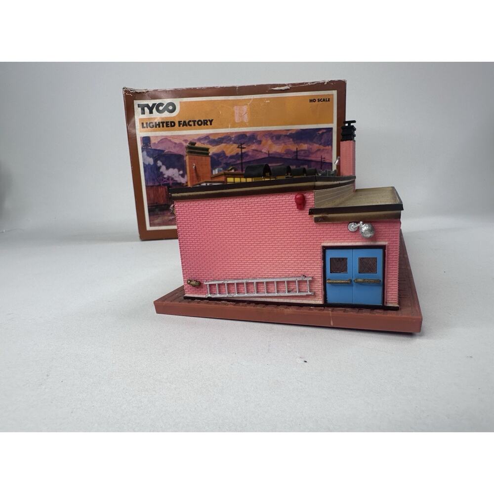 TYCO HO Scale Lighted Factory Accessory Building Model #940 - Picture 7 of 13
